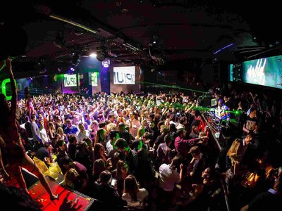 opium barcelona dos chicas mesas VIP